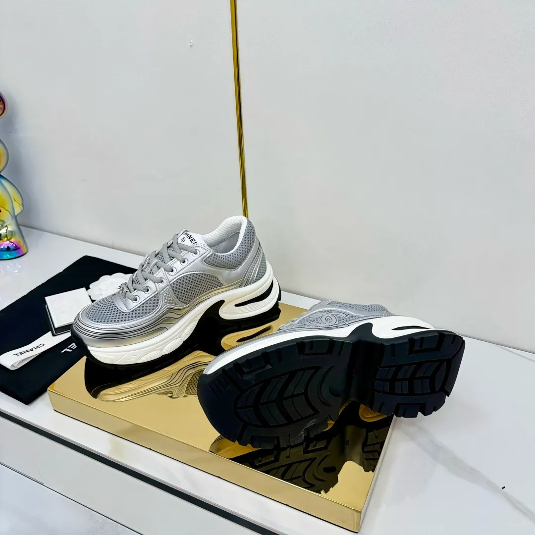 👟👟Ex-factory price 680👟👟 Upgraded version, upgraded version, upgraded version! No rebuttal accepted! ! ! ! Chanel Chanel panda shoes! 2025 counter's top casual sports shoes. This classic design; the upper is electro-embroidered with a variety of techniques; the outsole is fashionable and sporty; the unusual inclusion of a variety of color matching elements... The diversified mix and match is very good-looking and versatile, and can be used for leisure, fashion, sports, and outdoor... ꫛꫀꪝ Go➫ Materials: ❶Upper made of: original imported first-layer silk cowhide + original waterproof cloth + original first-layer cowhide ❷Inner lining: Original Yangli+Net ❸Outsole based on: Original TPU combination outsole Counter boutique packaging complete set for women 35–41 👉 👉 👉 👉